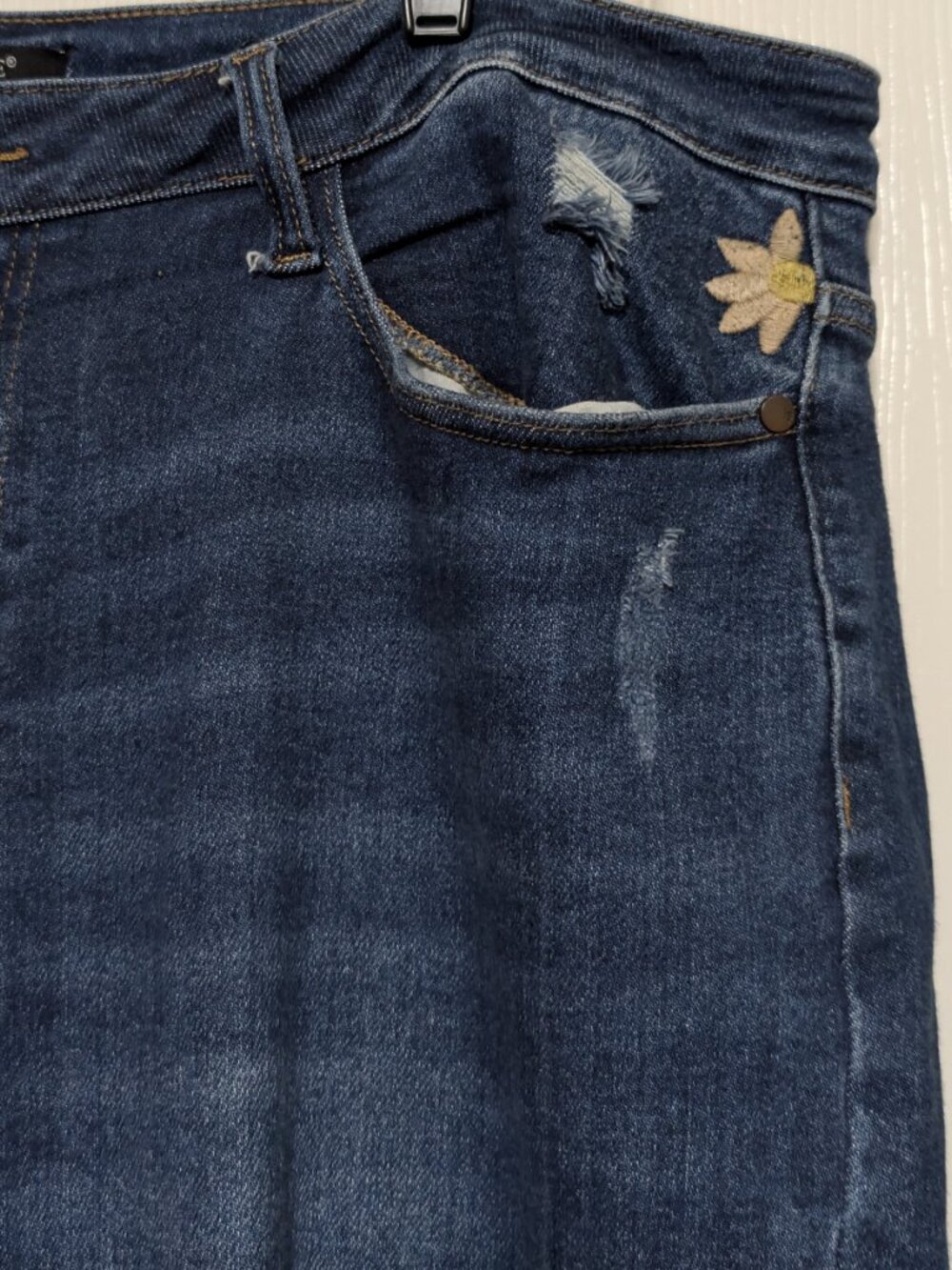 Judy Blue Floral Patched Distressed Boyfriend Jean Size 20W Medium Wash Retro - Picture 3 of 7